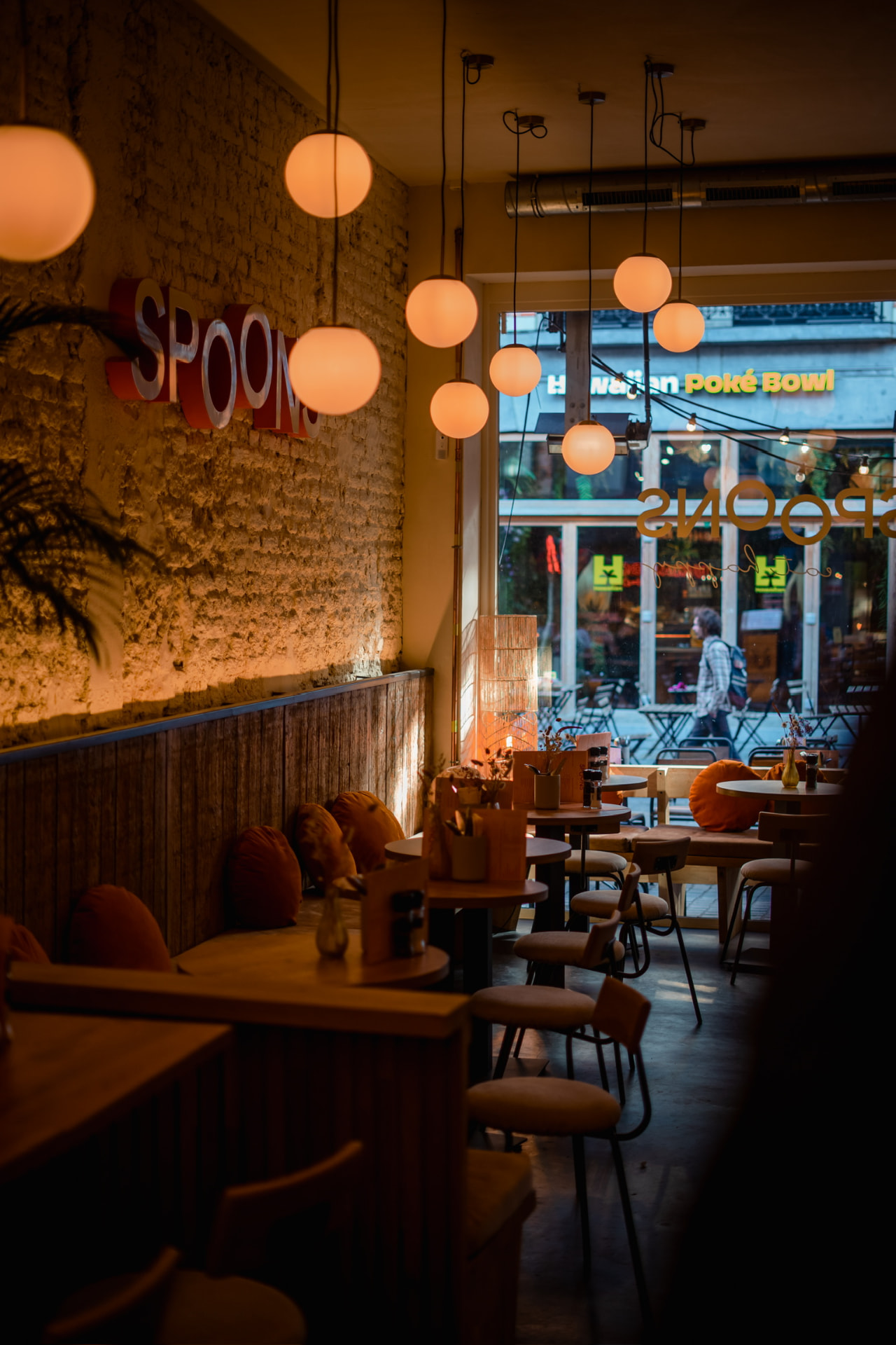 Spoons in Leuven, met bakstenen muren, houten tafels, planten en warme hanglampen